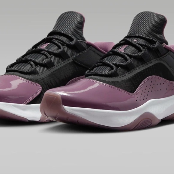 Size 7 Women’s Air Jordan 11 CMFT Low - Picture 2 of 9